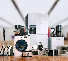 Teknik servis çalışanları beyaz eşya tamiri yaparken; çamaşır makinesi ve bulaşık makinesi ön planda