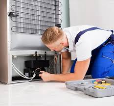 Toroslar’da buzdolabı arızalarını inceleyen teknisyen görseli