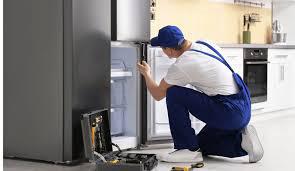 Akdeniz’de buzdolabı arızalarını inceleyen teknisyen görseli